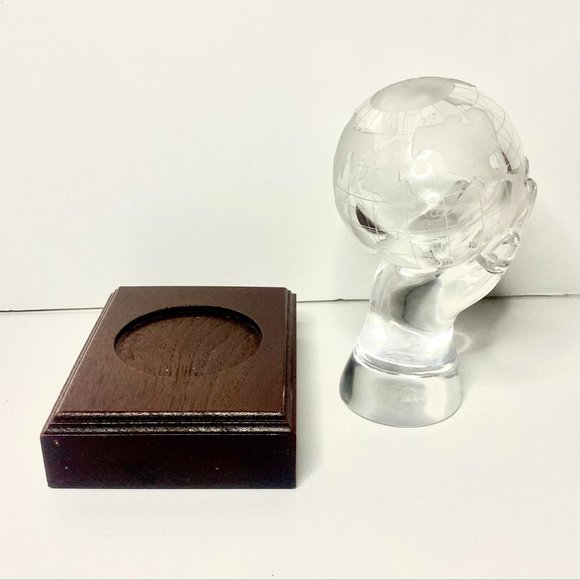 Vintage Surrealist Crystal Sculpture Hand Holding The World Globe - Picture 8 of 8